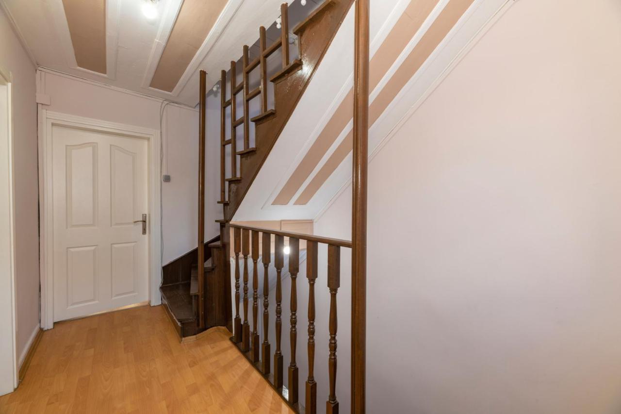 Taksim Wooden House Hostel Istanbul Exterior photo